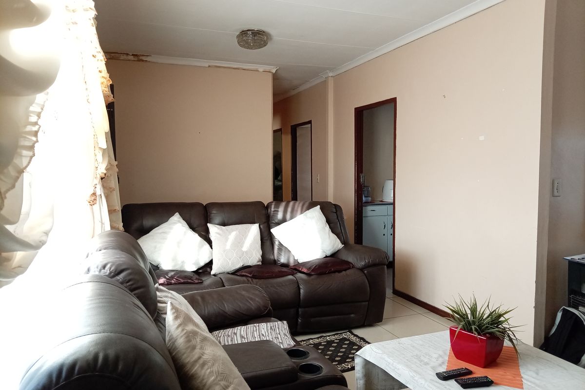 Charming 3-bedroom freestanding home in Sakhile, Standerton—your perfect family retreat awaits! - Photo 5