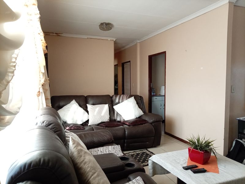 Charming 3-bedroom freestanding home in Sakhile, Standerton—your perfect family retreat awaits! - Photo 5