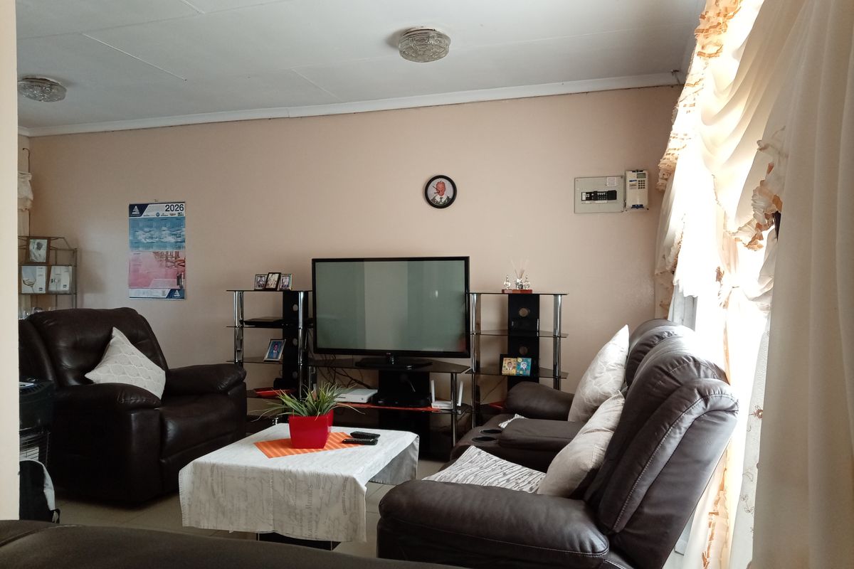 Charming 3-bedroom freestanding home in Sakhile, Standerton—your perfect family retreat awaits! - Photo 3