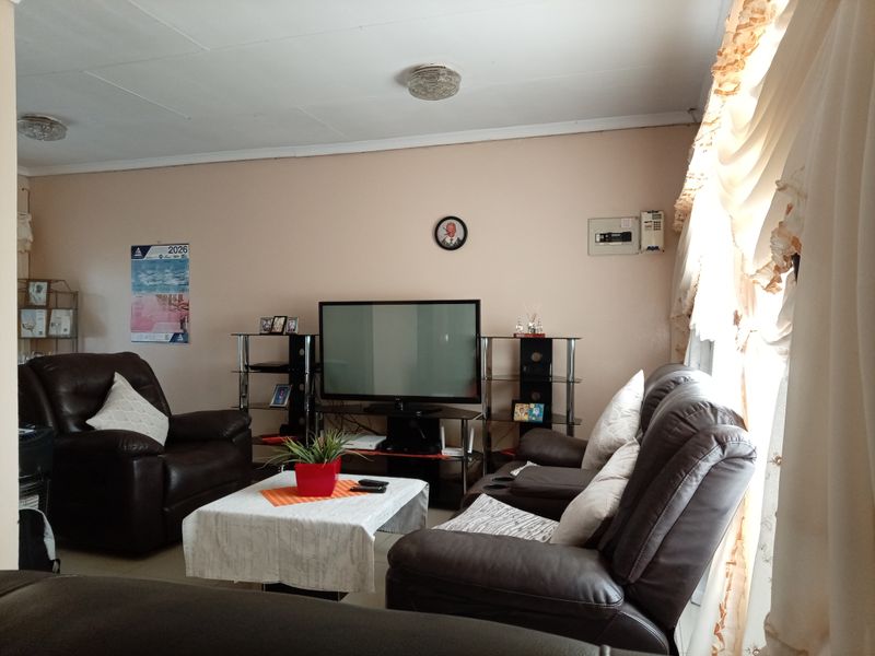 Charming 3-bedroom freestanding home in Sakhile, Standerton—your perfect family retreat awaits! - Photo 3