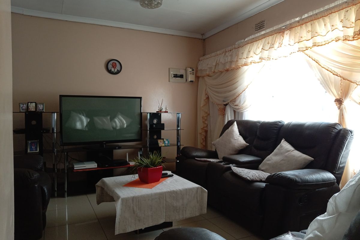Charming 3-bedroom freestanding home in Sakhile, Standerton—your perfect family retreat awaits! - Photo 4