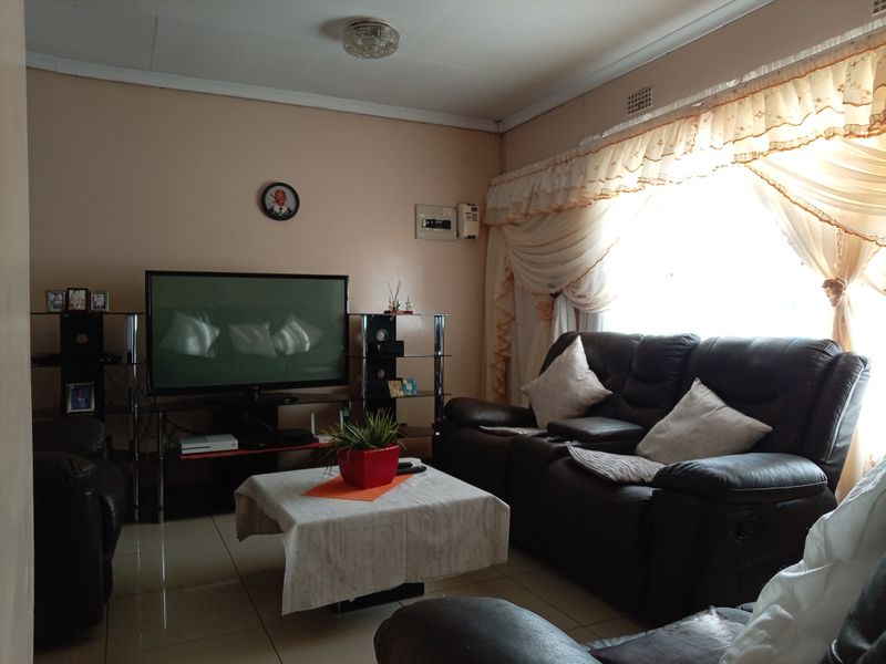 Charming 3-bedroom freestanding home in Sakhile, Standerton—your perfect family retreat awaits! - Photo 4
