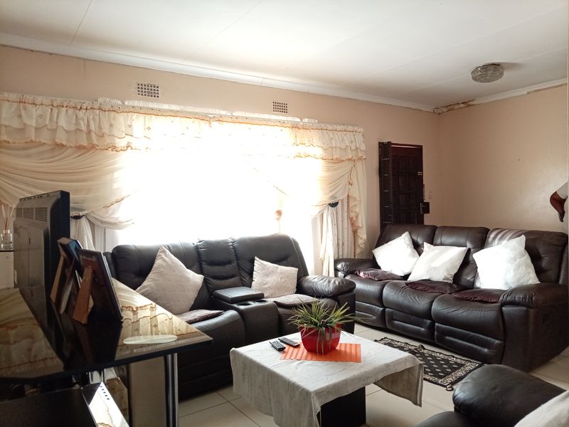 Charming 3-bedroom freestanding home in Sakhile, Standerton—your perfect family retreat awaits! - Photo 6
