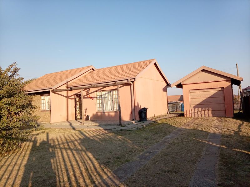 Charming 3-bedroom freestanding home in Sakhile, Standerton—your perfect family retreat awaits! - Photo 1