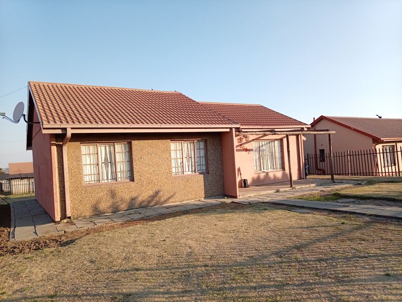 Charming 3-bedroom freestanding home in Sakhile, Standerton—your perfect family retreat awaits! - Photo 2