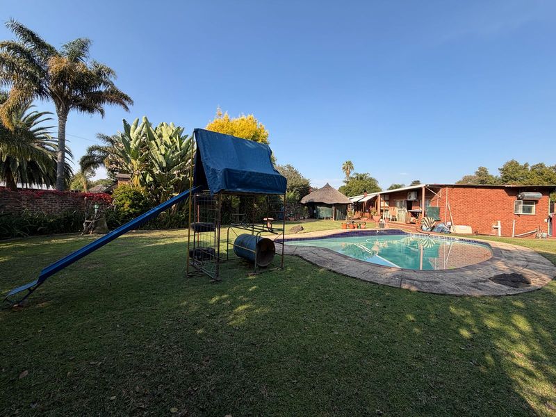 Spacious Family Home! - Photo 1