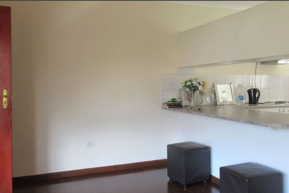Charming 2-Bedroom Townhouse in Sought-After Helderkruin - Photo 4