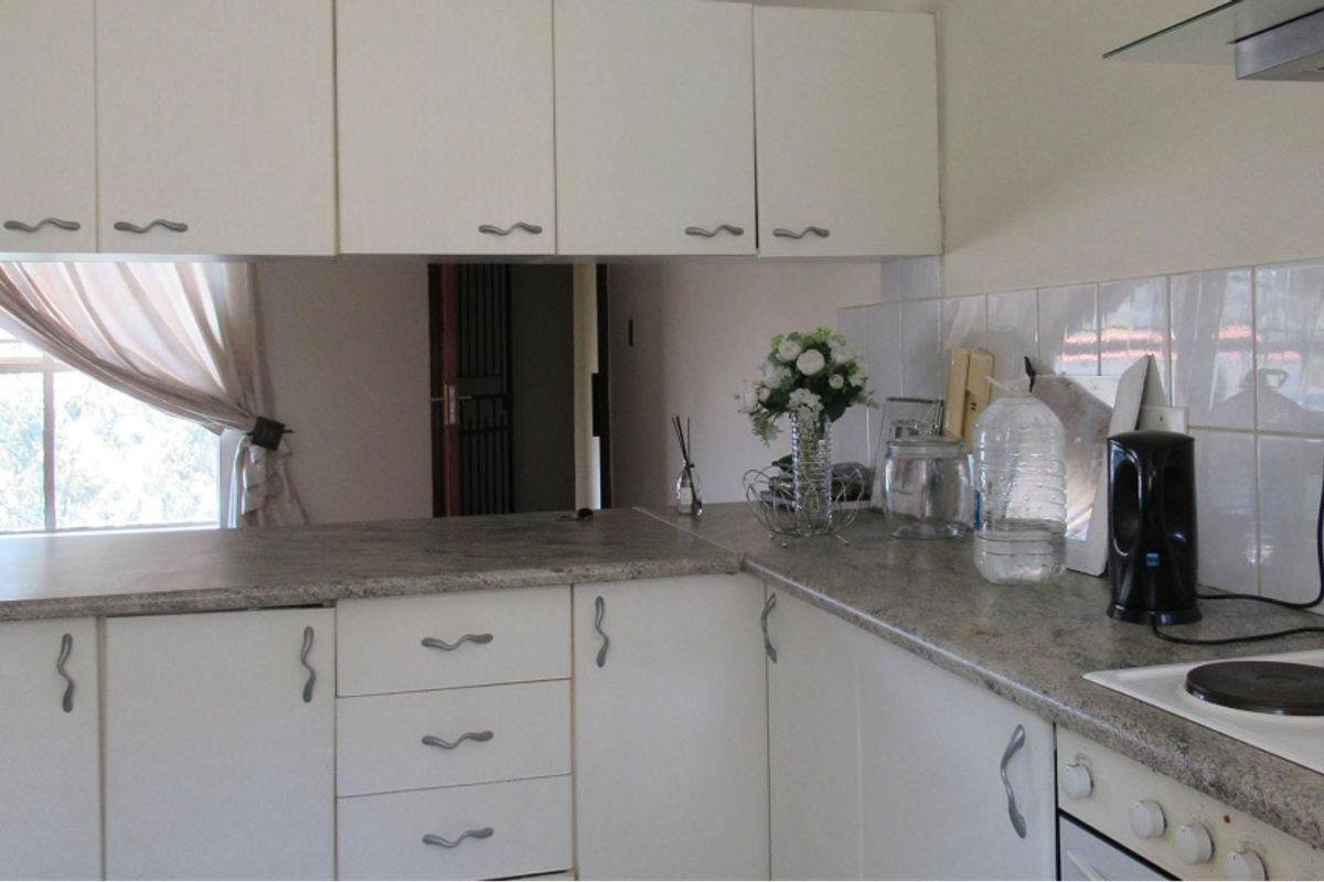 Charming 2-Bedroom Townhouse in Sought-After Helderkruin - Photo 3