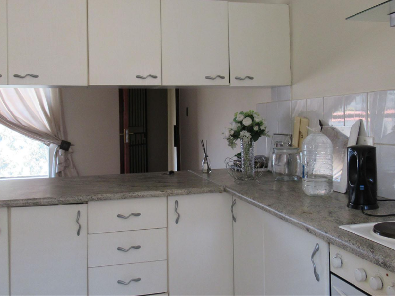 Charming 2-Bedroom Townhouse in Sought-After Helderkruin - Photo 3