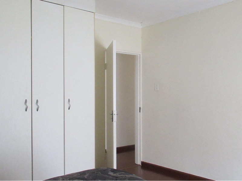 Charming 2-Bedroom Townhouse in Sought-After Helderkruin - Photo 7
