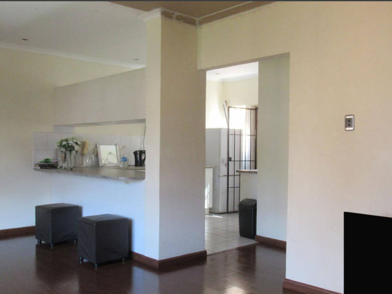 Charming 2-Bedroom Townhouse in Sought-After Helderkruin - Photo 6