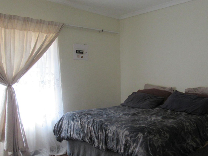 Charming 2-Bedroom Townhouse in Sought-After Helderkruin - Photo 8