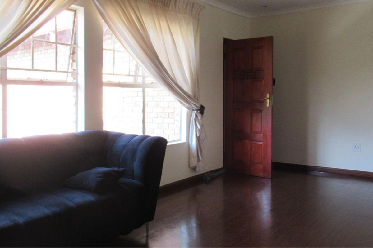 Charming 2-Bedroom Townhouse in Sought-After Helderkruin - Photo 5
