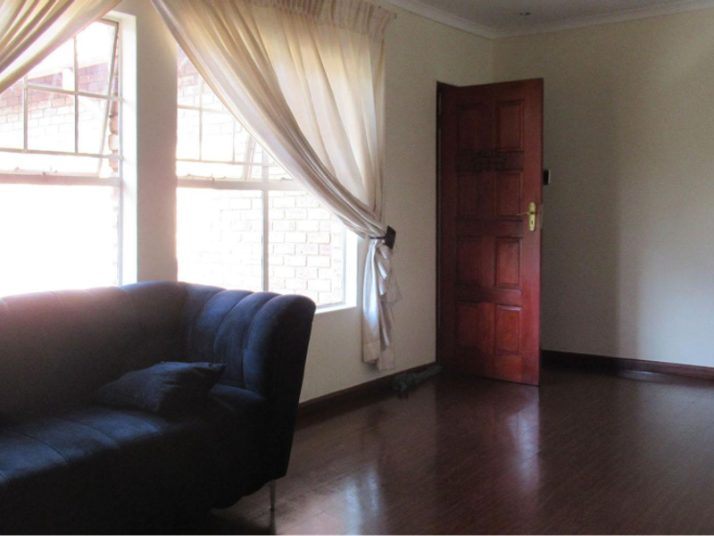 Charming 2-Bedroom Townhouse in Sought-After Helderkruin - Photo 5