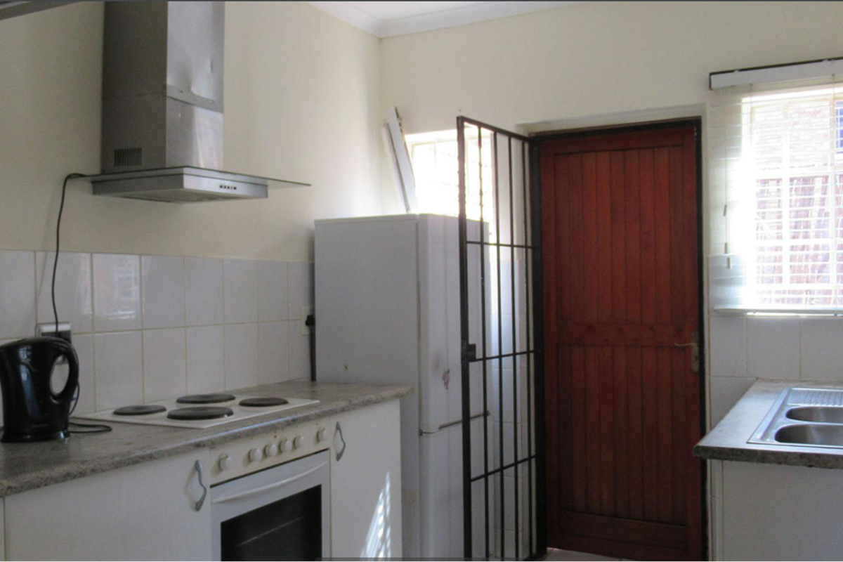 Charming 2-Bedroom Townhouse in Sought-After Helderkruin - Photo 2