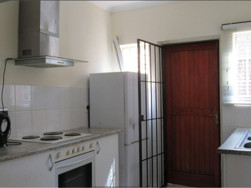 Charming 2-Bedroom Townhouse in Sought-After Helderkruin - Photo 2