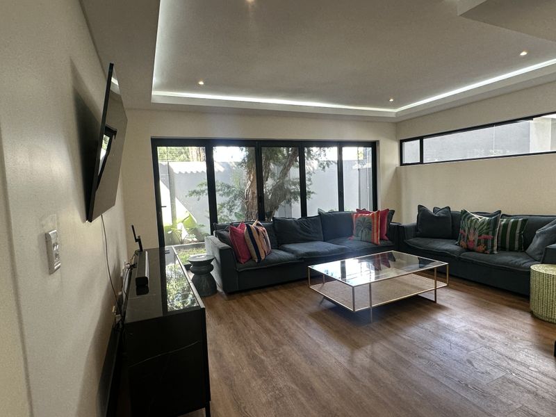 A Luxurious Masterpiece For Rent - Photo 10