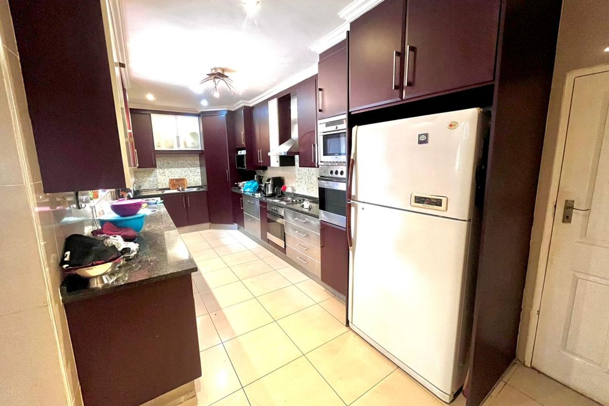 Spacious Family Home with Exceptional Living and Entertainment Areas - Photo 4