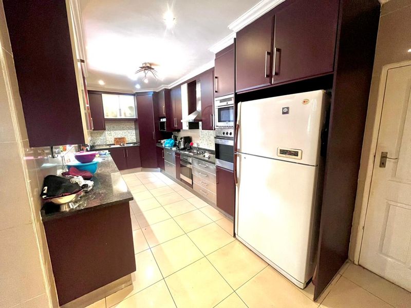 Spacious Family Home with Exceptional Living and Entertainment Areas - Photo 4