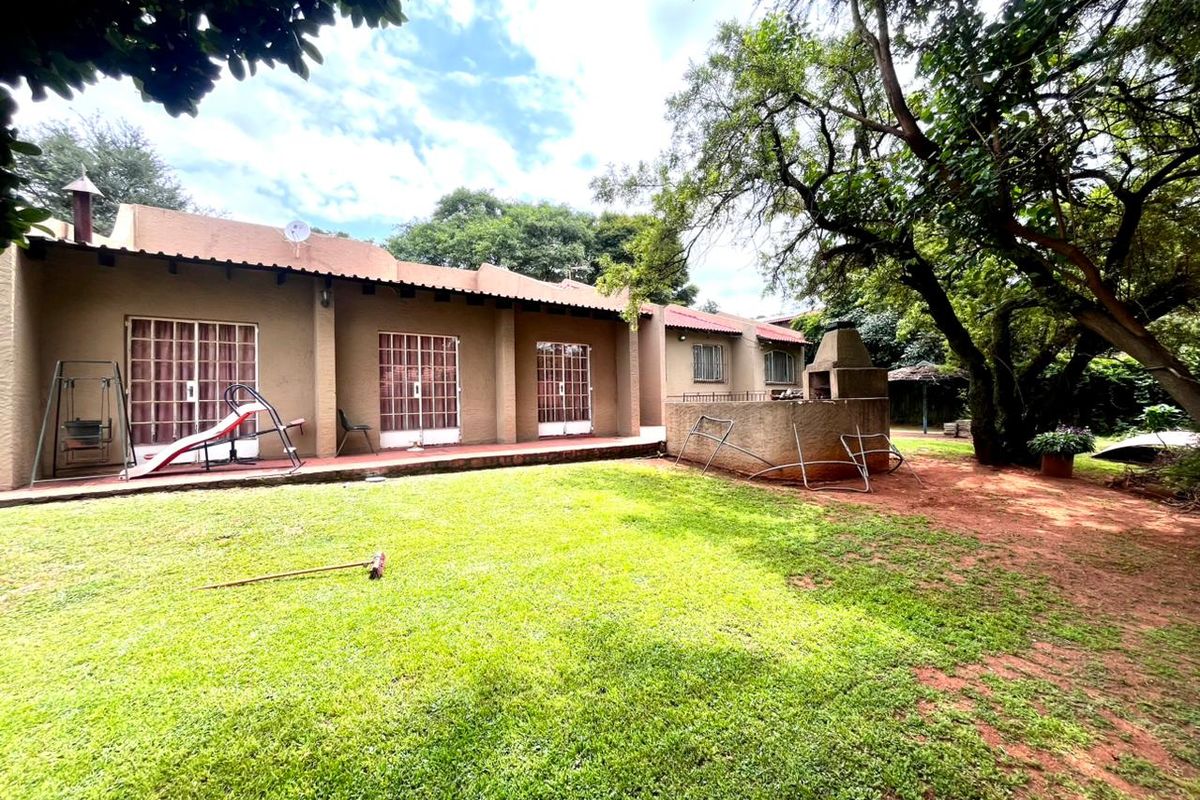Spacious Family Home with Exceptional Living and Entertainment Areas - Photo 2