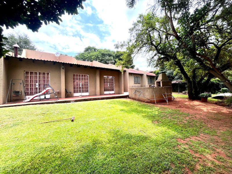 Spacious Family Home with Exceptional Living and Entertainment Areas - Photo 2