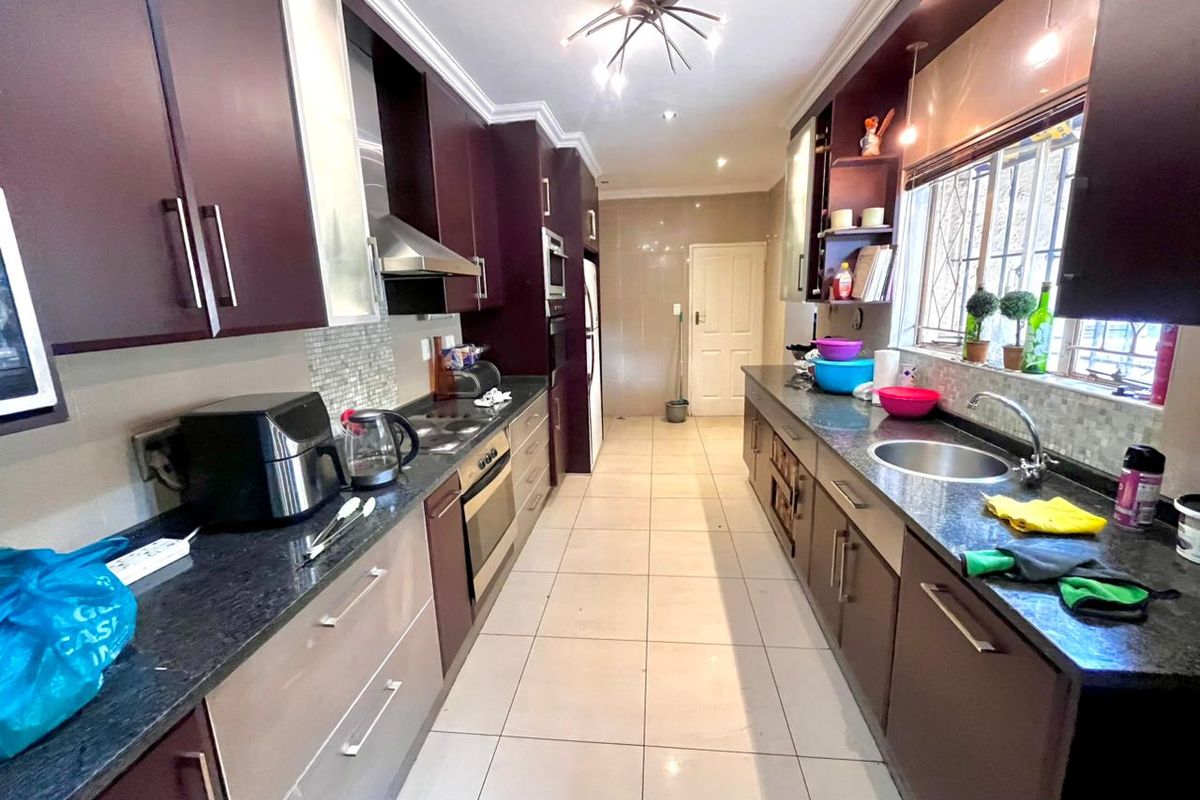 Spacious Family Home with Exceptional Living and Entertainment Areas - Photo 3
