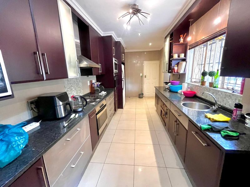 Spacious Family Home with Exceptional Living and Entertainment Areas - Photo 3
