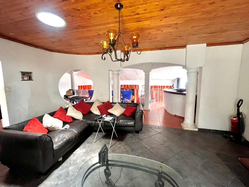 Spacious Family Home with Exceptional Living and Entertainment Areas - Photo 8
