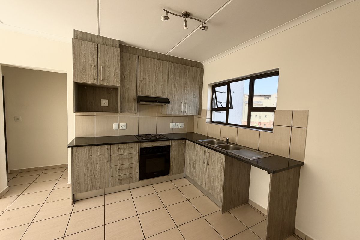 Spacious 3-bedroom apartment to let in Barbeque Downs, Midrand ideal for modern living! - Photo 3