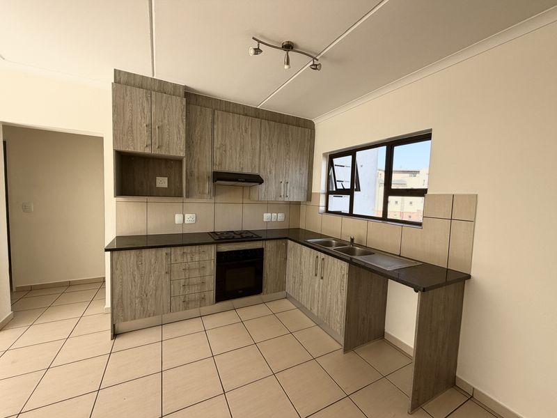 Spacious 3-bedroom apartment to let in Barbeque Downs, Midrand ideal for modern living! - Photo 3
