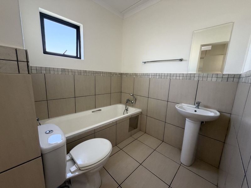 Spacious 3-bedroom apartment to let in Barbeque Downs, Midrand ideal for modern living! - Photo 8