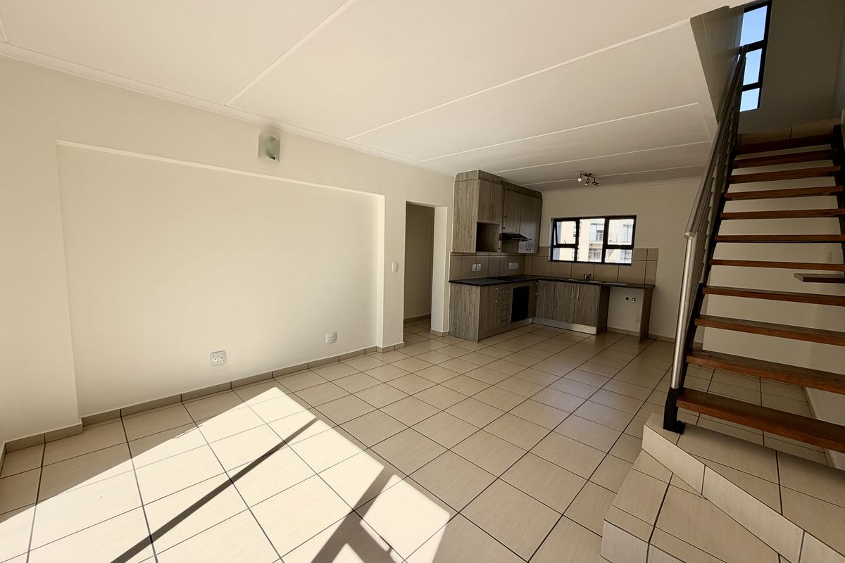 Spacious 3-bedroom apartment to let in Barbeque Downs, Midrand ideal for modern living! - Photo 2