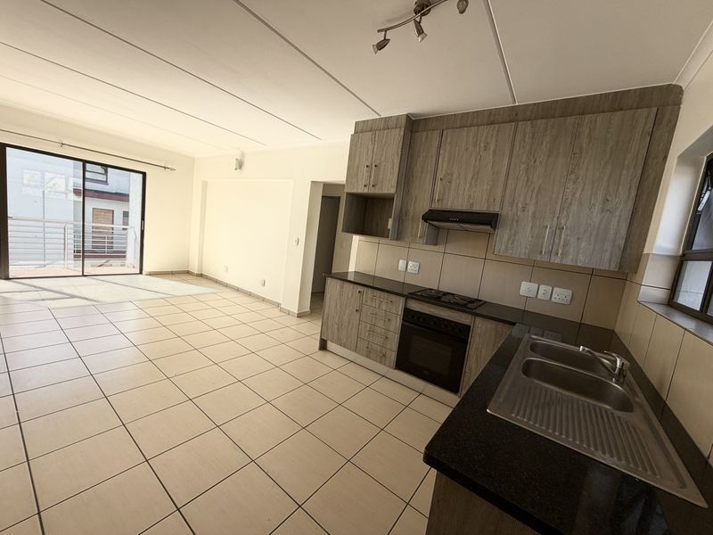 Spacious 3-bedroom apartment to let in Barbeque Downs, Midrand ideal for modern living! - Photo 4