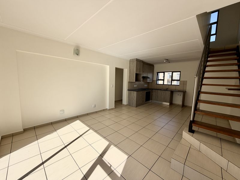 Spacious 3-bedroom apartment to let in Barbeque Downs, Midrand ideal for modern living! - Photo 2