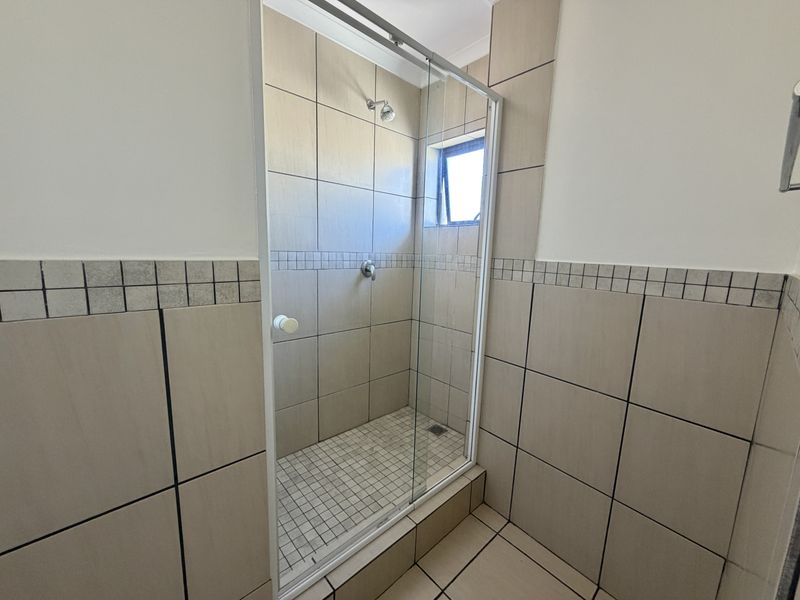 Spacious 3-bedroom apartment to let in Barbeque Downs, Midrand ideal for modern living! - Photo 7