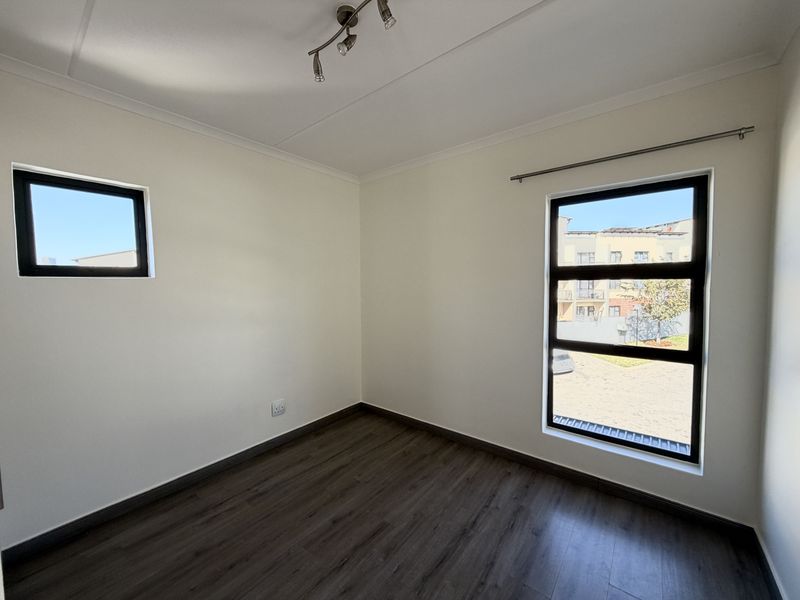 Spacious 3-bedroom apartment to let in Barbeque Downs, Midrand ideal for modern living! - Photo 5