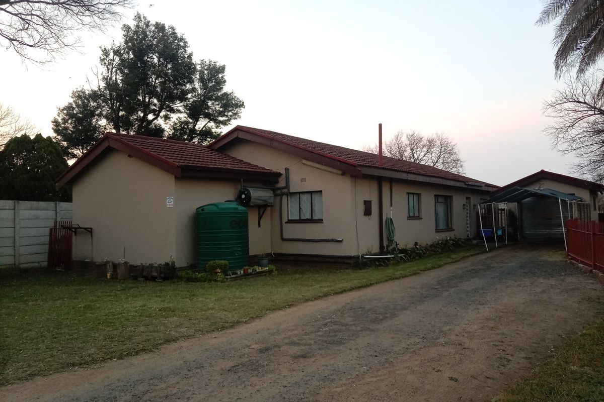 Charming freestanding home in Meyerville, Standerton—perfect for family living and investment! - Photo 3