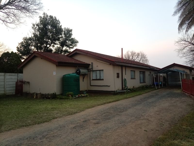 Charming freestanding home in Meyerville, Standerton—perfect for family living and investment! - Photo 3