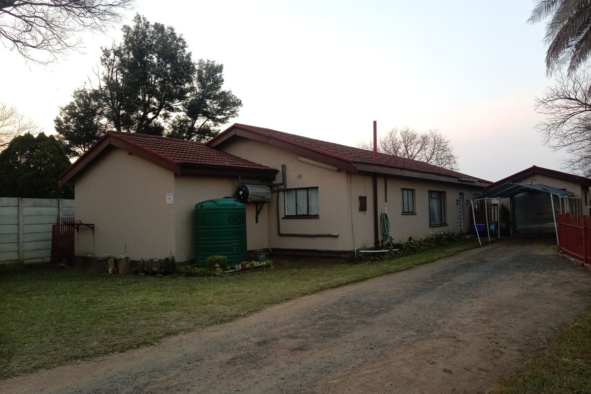 Charming freestanding home in Meyerville, Standerton—perfect for family living and investment! - Photo 2