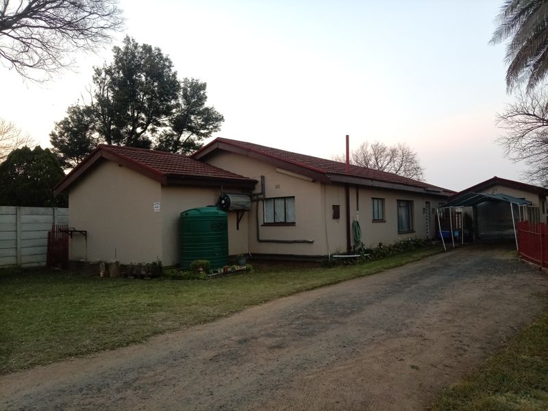 Charming freestanding home in Meyerville, Standerton—perfect for family living and investment! - Photo 2