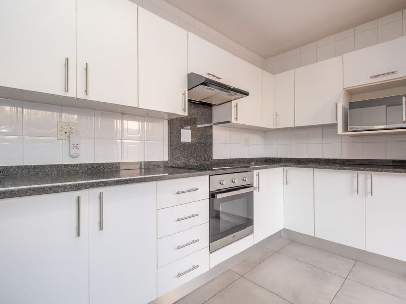 3 Bed, 2.5 Bathroom Cluster- Sunninghill - Photo 3