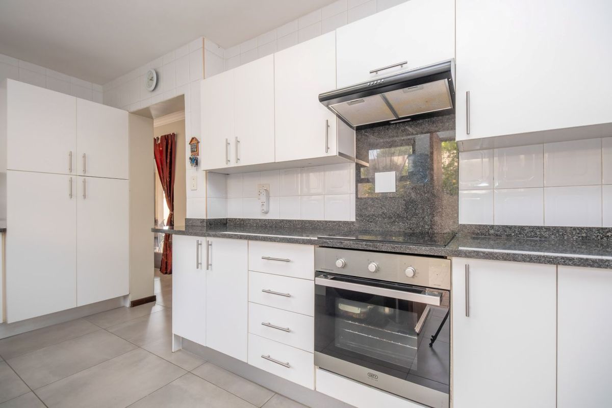3 Bed, 2.5 Bathroom Cluster- Sunninghill - Photo 5