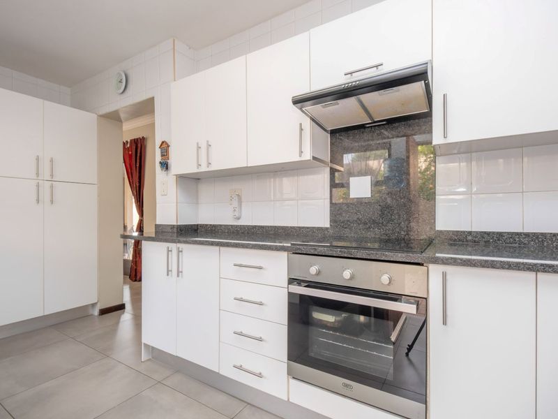 3 Bed, 2.5 Bathroom Cluster- Sunninghill - Photo 5