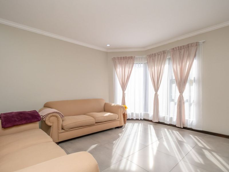 3 Bed, 2.5 Bathroom Cluster- Sunninghill - Photo 10