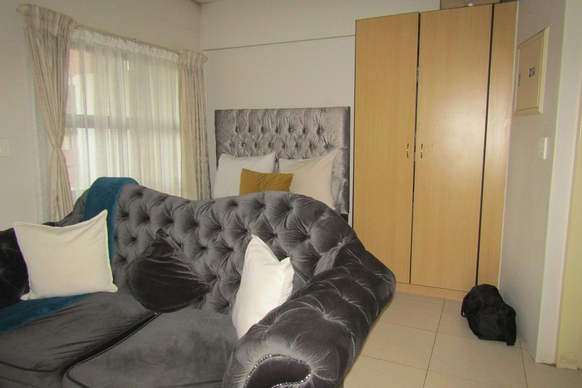 Apartment For Sale In Johannesburg - Photo 2