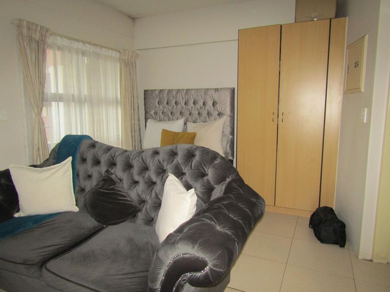 Apartment For Sale In Johannesburg - Photo 2