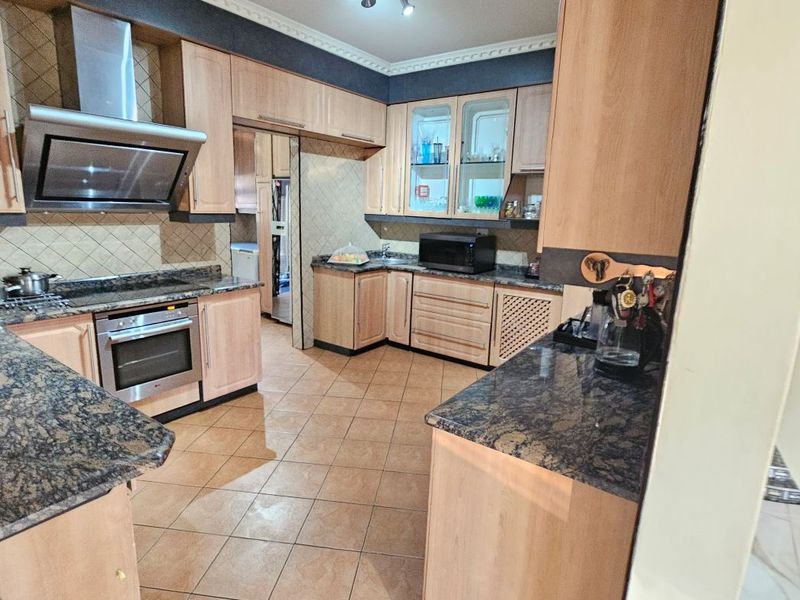 6 Bedroom House- Midrand - Photo 5