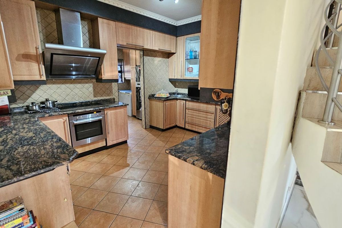 6 Bedroom House- Midrand - Photo 4