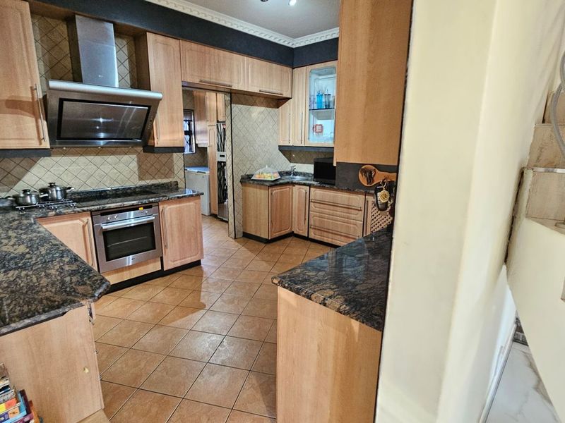 6 Bedroom House- Midrand - Photo 4