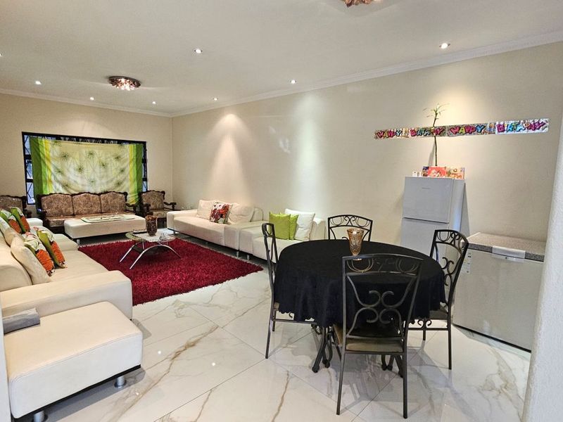 6 Bedroom House- Midrand - Photo 3